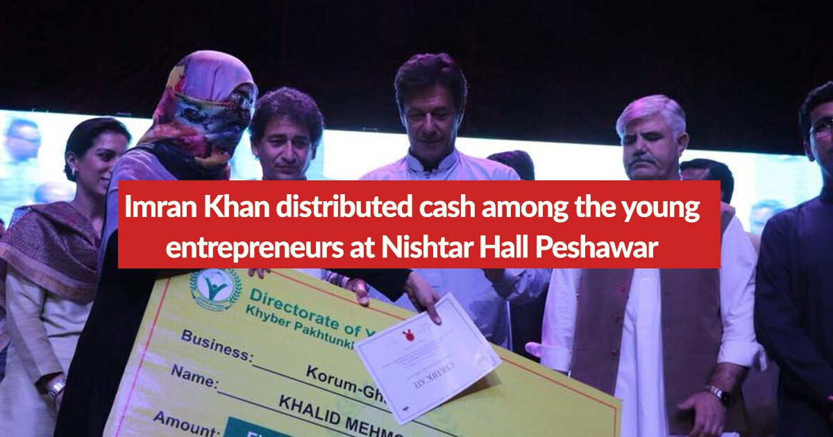 imran-khan-distributes-cheque-peshawar